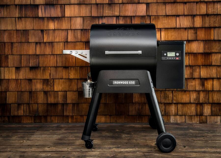 Traeger Grills Ironwood 650 Wood Pellet WiFi Grill photo 3